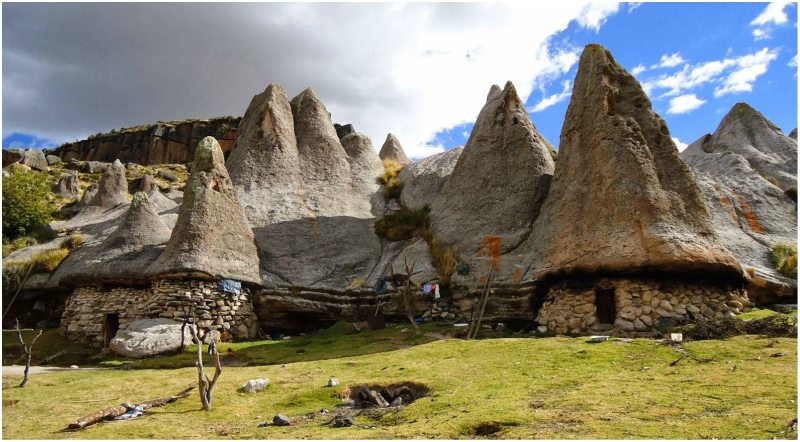 Sat din Peru Castelul de lut Valea Zanelor