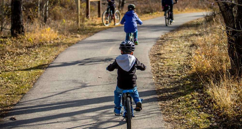 Cum Ferim Copilul de Răceală la Începutul Şcolii copii bicicleta afara