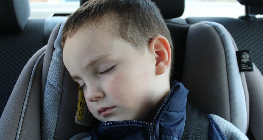 Cum Ferim Copilul de Răceală la Începutul Şcolii copil doarme in masina