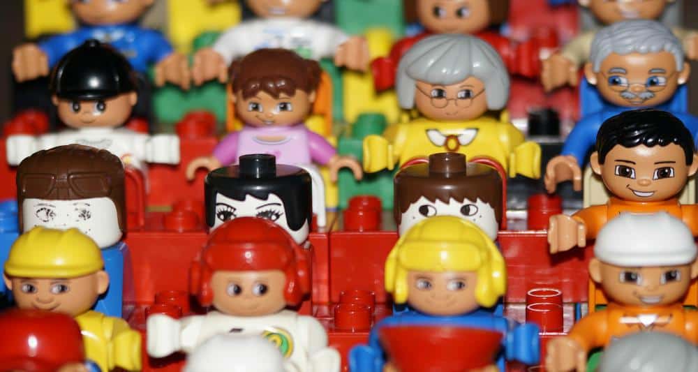 Cum Ferim Copilul de Răceală la Începutul Şcolii lego crowd