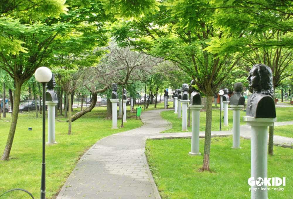 Parcul Lumea Copiilor din Sectorul 4, Bucureşti busturi Parcul Lumea Copiilor din Sectorul 4, Bucureşti busturi