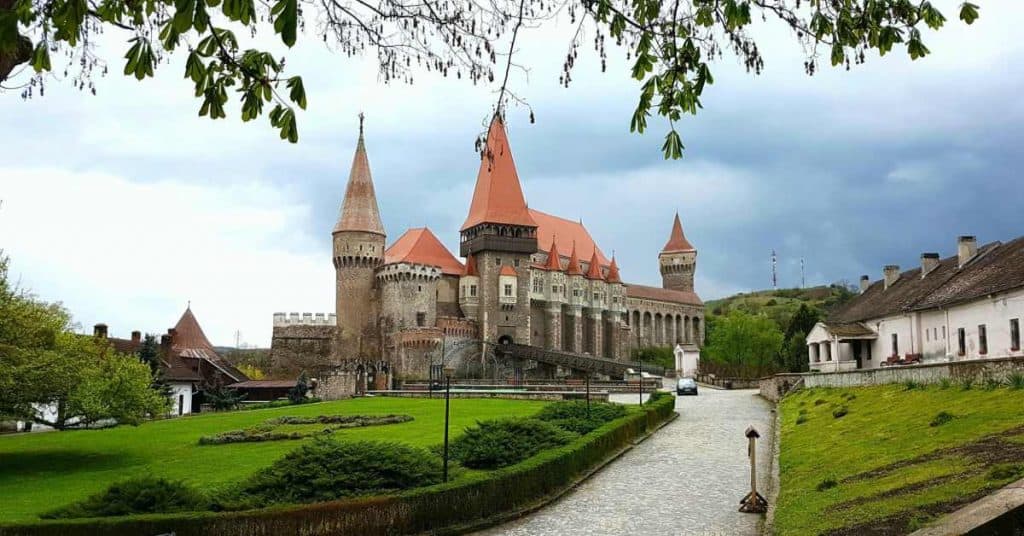 Castelul Corvinilor. Destinaţie de Familie în Hunedoara