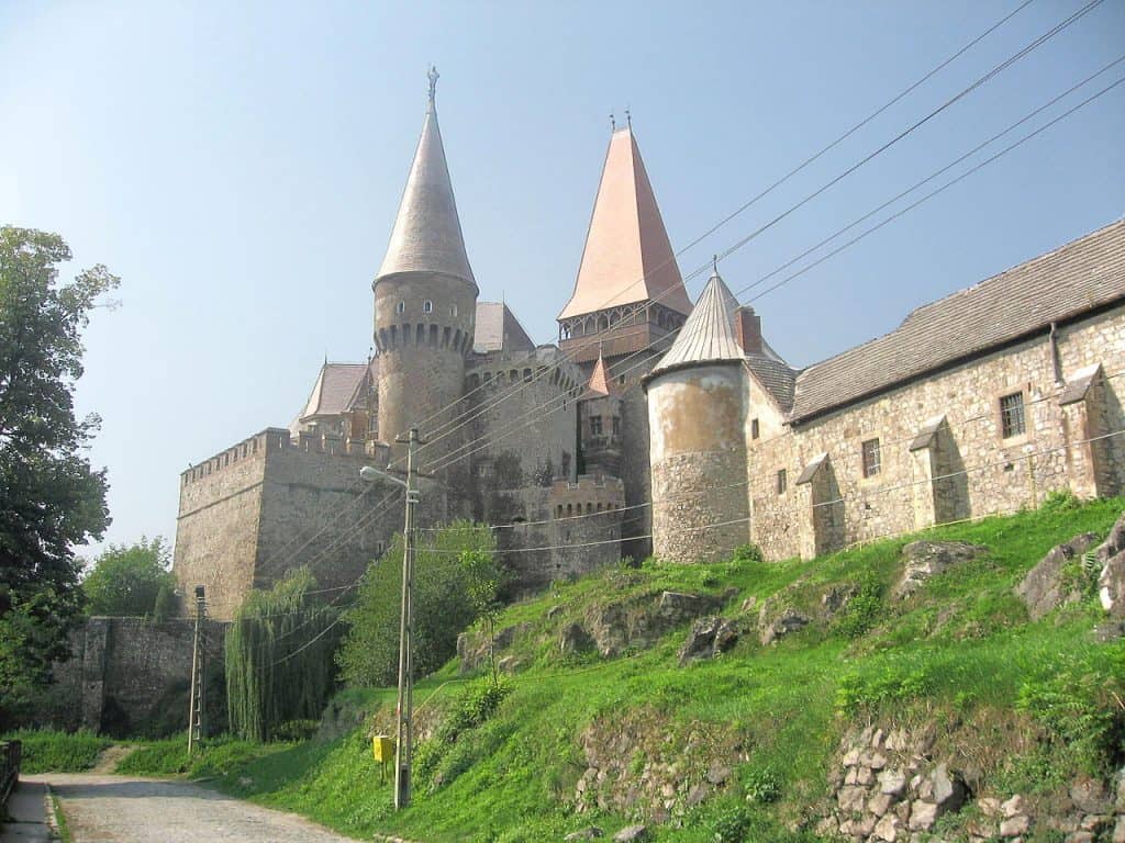 Castelul Corvinilor. Destinaţie de Familie în Hunedoara drum