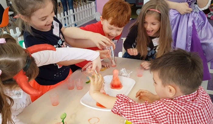 Laboratorul de Zâmbete cu Profesorul Crazy. Experimente Funny copii