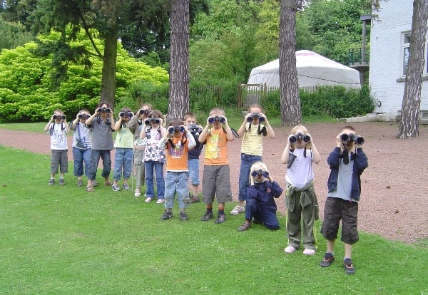 grup copii binocluri park natura