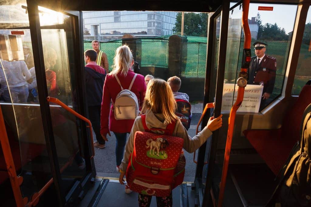 autobuz scolar cluj copii coborare autobuz scolar cluj copii coborare