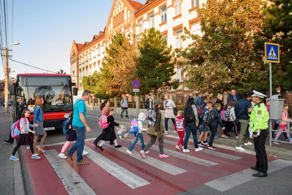 autobuze scolare cluj copii trecere pietoni autobuze scolare cluj copii trecere pietoni